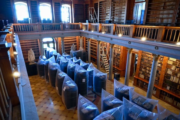 Treating old books infested with drugstore beetles with nitrogen