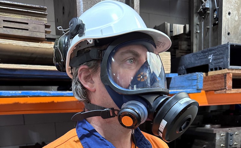 A technician using a SR200 Sundström mask with the SmallTalk communication unit